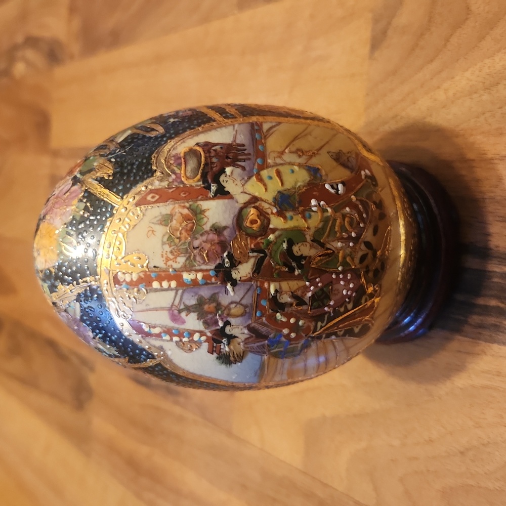 Satsuma Geisha Small Porcelain Egg with Lacquered Cherry Wood Platform Base